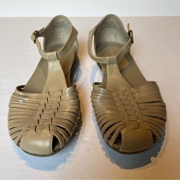 Women's BareTraps T Strap Sandals Taupe  Size 10M Closed Toe Flats - Picture 2 of 9